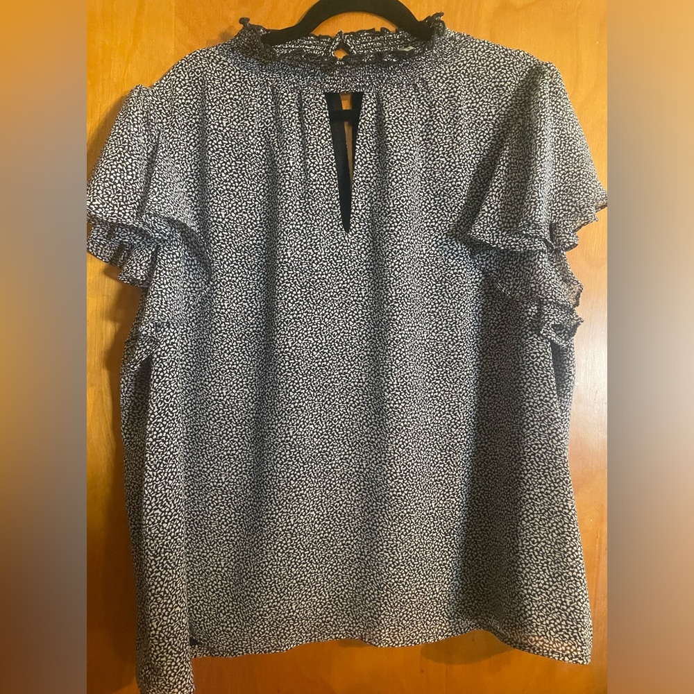 Black and white patterned shirt size 2x
